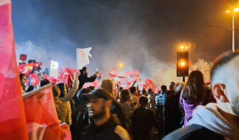 Istanbul, 01.04.2024: jubelnde Anhänger der CHP-Partei. Foto: Anne Rinn